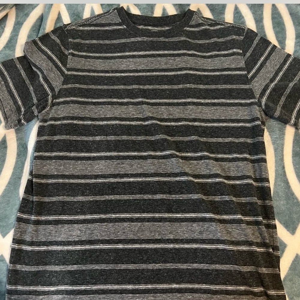Dark gray and white striped tee 
#skater #streetwear #alt